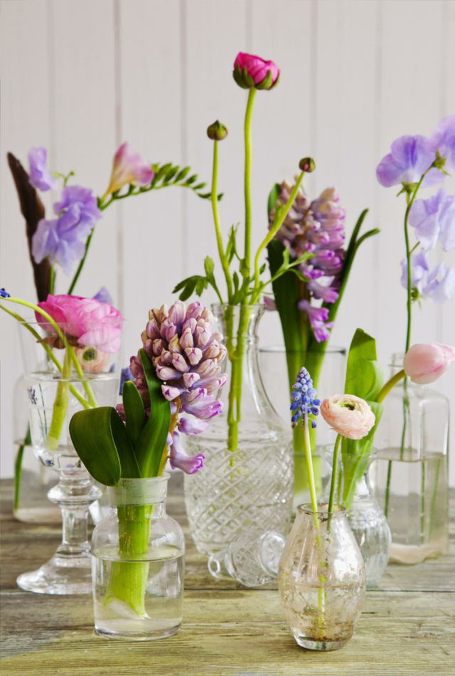 wonderful-spring-summer-table-decoration-beautiful-combination-flowers-feathers.jpg